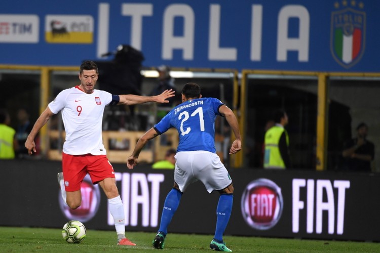 Robert Lewandowski (L) i Davide Zappacosta (P)
