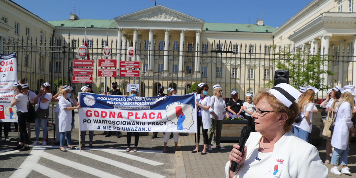 Protest pielęgniarek i położnych.