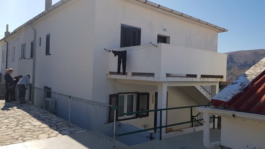 Balkon s kojeg je otac bacio svoju decu