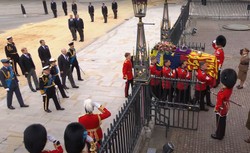 Pogrzeb Elżbiety II: kondukt dotarł do Opactwa Westminsterskiego