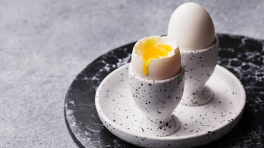 Jajko na miękko z idealną konsystencją żółtka. Nigdy więcej zbyt ściętego białka
