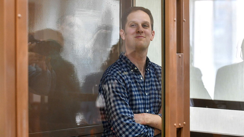 Evan Gershkovich na sali rozpraw sądu w Moskwie