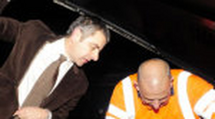 Rowan Atkinson porrá zúzta autóját 