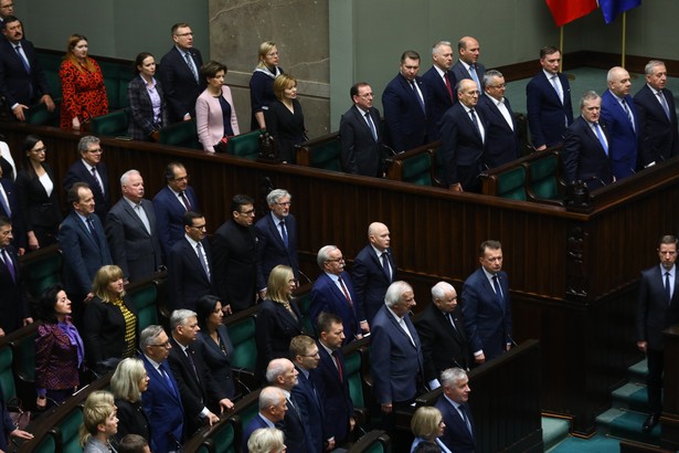 Posłowie na sali obrad Sejmu w Warszawie. Po wysłuchaniu informacji premiera Mateusza Morawieckiego na temat eksplozji pocisku w Przewodowie posłowie odśpiewali Hymn Narodowy.