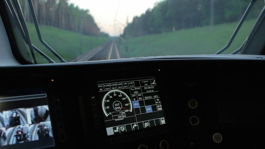 Na tym zdjęciu Dart zbliża się do 160 km/h, czyli limitu, jakiego zażyczył sobie przewoźnik. Ale fabryka dała więcej. W ramach testów Dart pojechał na Centralnej Magistrali Kolejowej między Psarami i Górą Włodowską 200 km/h. Żaden inny pojazd Pesy Bydgoszcz nie jechał nigdy z taką prędkością. Czyżby coraz bliżej możliwości Pendolino? Dla porównania: podczas podobnych prób w listopadzie 2013 r. Pendolino pojechał na CMK 293 km/h, ustanawiając obecny rekord prędkości w Polsce.