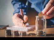 <b>Zasiłek wyrównawczy</b>
<br>
<br>
Z kolei zasiłek wyrównawczy ma zrekompensować ubezpieczonemu pracownikowi straty w zarobkach, jakie ponosi z powodu obniżenia jego sprawności do pracy. Przysługuje więc pracownikowi ze zmniejszoną zdolnością do pracy (może chodzić o obniżenie sprawności fizycznej bądź psychicznej), którego miesięczne wynagrodzenie uległo obniżeniu wskutek poddania się rehabilitacji zawodowej.
<br>
<br>
<a  href=