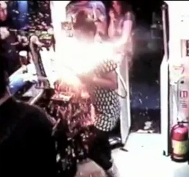 Durva videó! A csaposlány arcába robbant az e-cigi - Blikk Rúzs