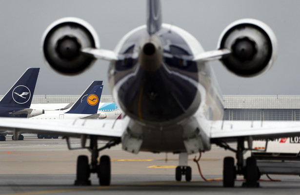 IATA: Linie lotnicze potrzebują 70-80 mld dol. pomocy rządowej, by przetrwać kryzys