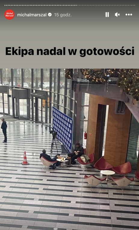 Operatorzy TVP czekają przy wejściu do telewizji