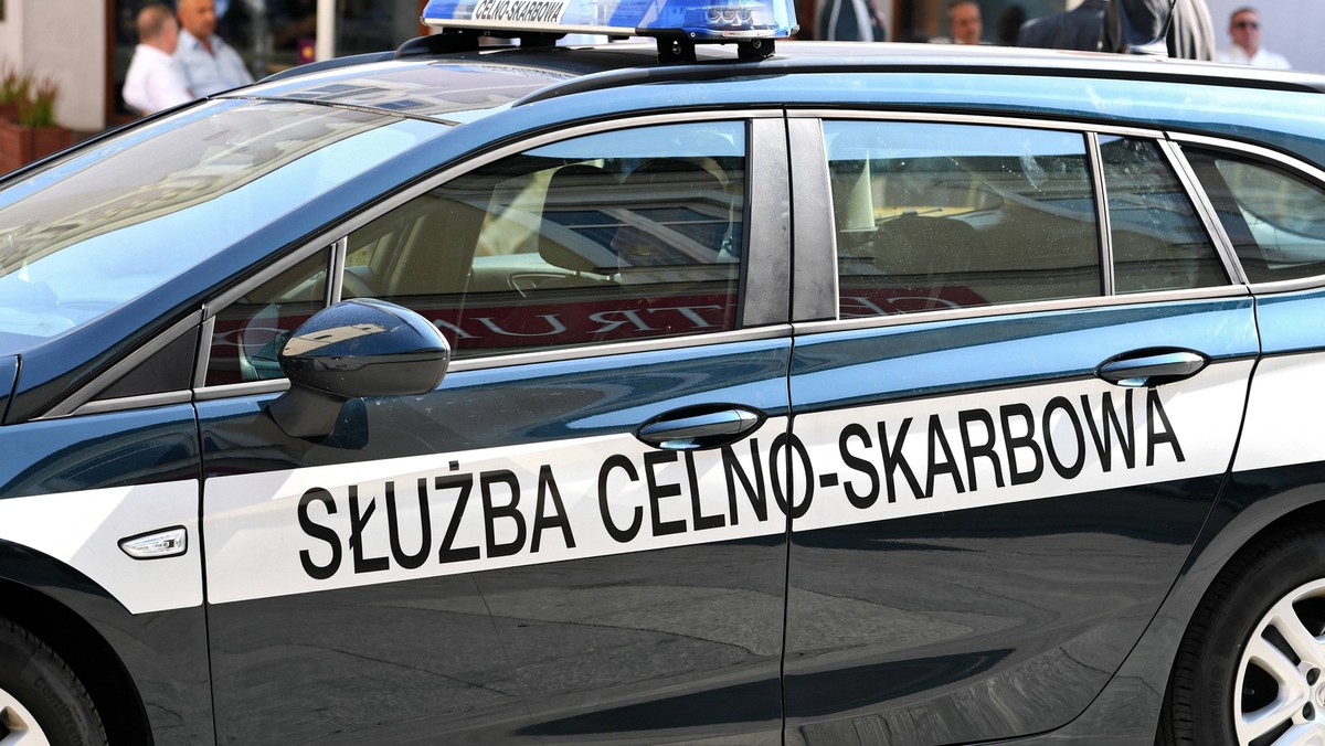 Cztery szczeniaki rasy szpic miniaturowy próbował nielegalnie wwieźć do Polski kierowca autobusu, wjeżdżającego do kraju przez białorusko-polskie przejście graniczne w Kuźnicy (Podlaskie). Ostatecznie zapłacił 2 tys. zł mandatu, a zwierzęta zostały odesłane na Białoruś.