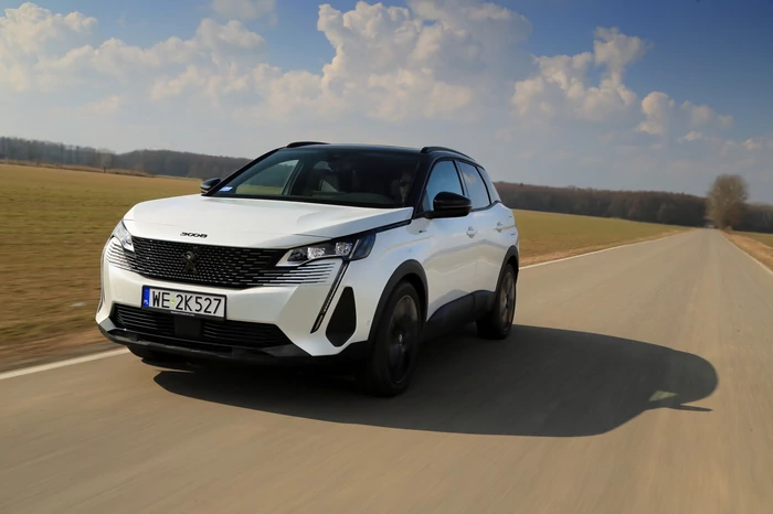 PEUGEOT 3008 HYBRID4 300 e-EAT8