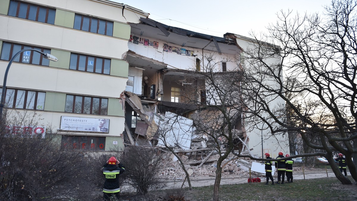 Wczoraj, przed 15 zawaliła się część kamienicy na rogu Sienkiewicza i Tuwima. To już ósmy raz w ciągu tego roku, kiedy w ścisłym centrum miasta dochodzi do katastrof budowlanych. Poprzednia miała miejsce zaledwie dziesięć dni wcześniej