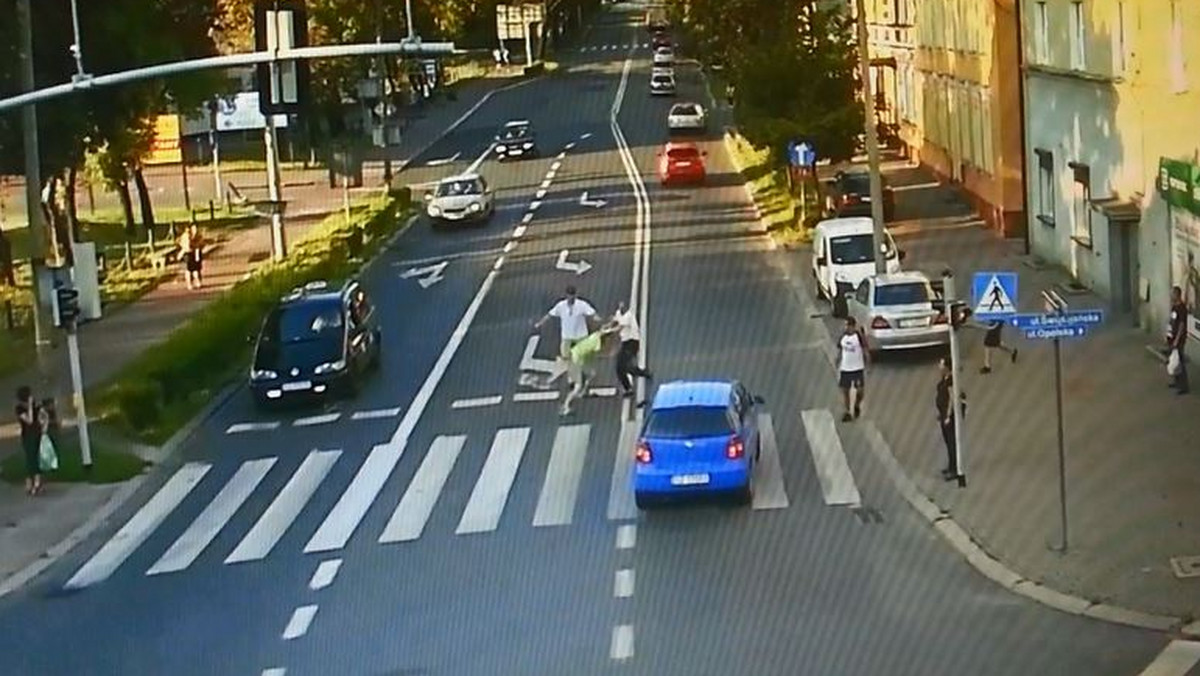 W Gliwicach 20-letni kierowca golfa na środku skrzyżowania pobił przechodnia, bo ten zwrócił mu uwagę. Całe zajście zarejestrował miejski monitoring.