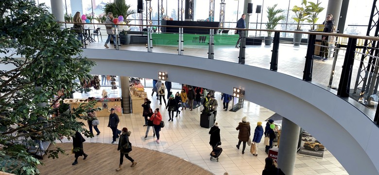 Gnom grasuje w warszawskich galeriach handlowych. "Męczy pracowników"