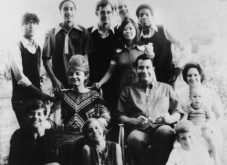 Jim Jones z żoną Marceline i adoptowanymi dziećmi, szwagierką (po prawej) z trójką dzieci, 1976 r.