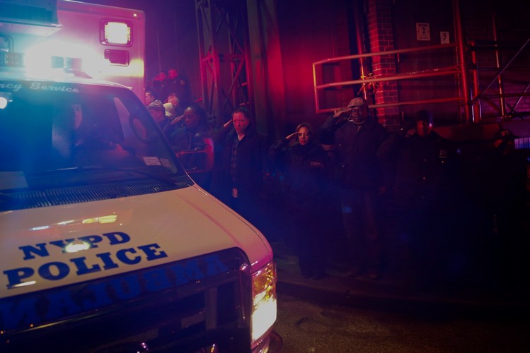 Policjanci z Nowego Jorku oddają hołd zastrzelonym kolegom
