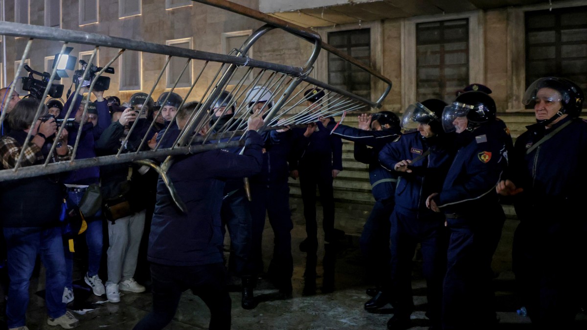 tirana protest pokrivalica