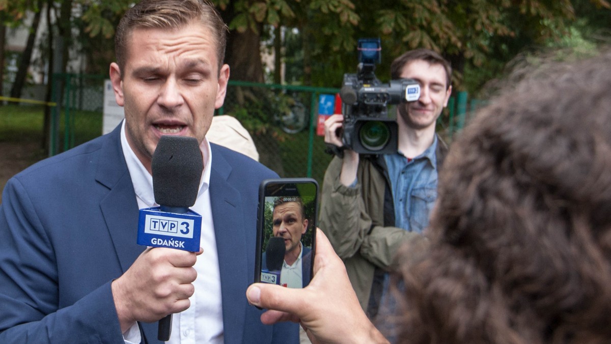 <strong>Łukasz Sitek, skazany za znieważenie policjanta i funkcjonariuszy SOK, rozstaje się z Telewizją Polską - dowiedział się "Presserwis".</strong>