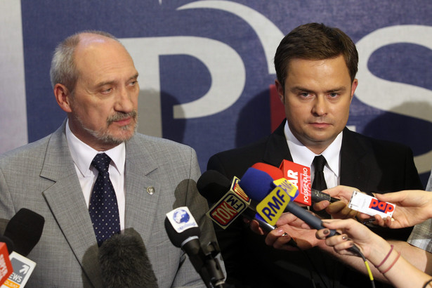 Awans przełożony. Macierewicz poczeka na wiceprezesurę PiS