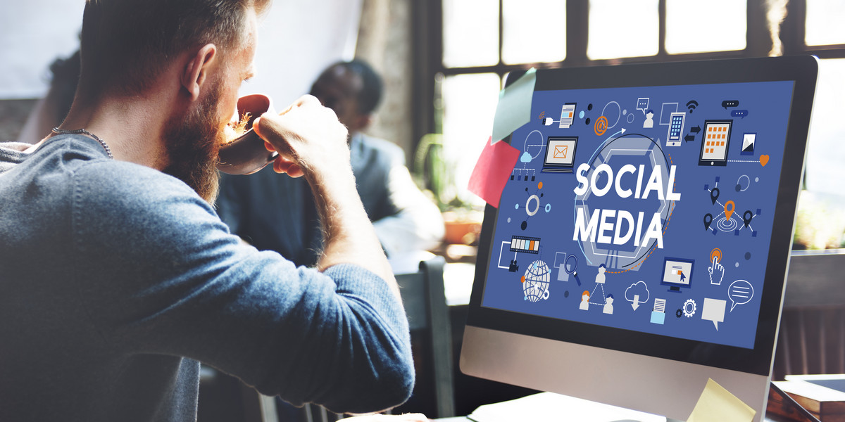 Social media to potężne narzędzie, które bez wątpienia należy wykorzystywać w działalności marketingowej. Błędem jest jednak ograniczanie aktywności w sieci wyłącznie do platform społecznościowych. 