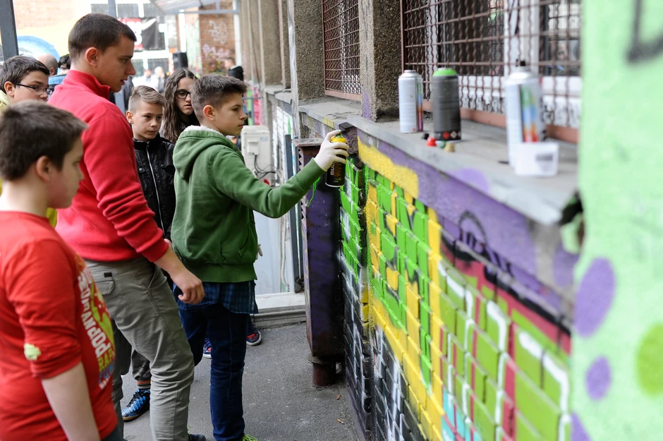 I deca su učila uz grafitere kako da naprave svoj prvi grafit