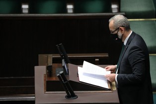 200 osób zaszczepionych przez WUM nie było pracownikami placówki. Zapłaci 350 tys. zł kary