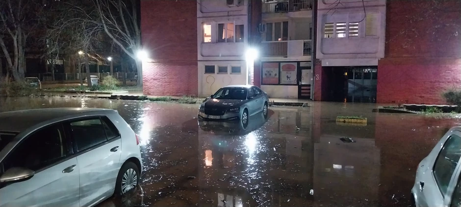 Poplava u Ulici Branka Krsmanovića u Nišu nakon pucanja cevovoda