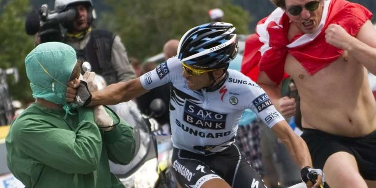 Alberto Contador uderzył fana kolarstwa przebranego za doktora