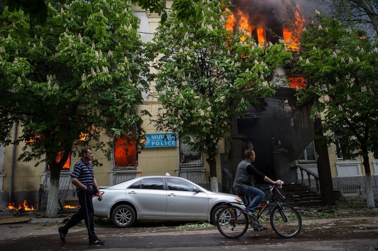 Pożar komisariatu milicji w Mariupolu na Ukrainie