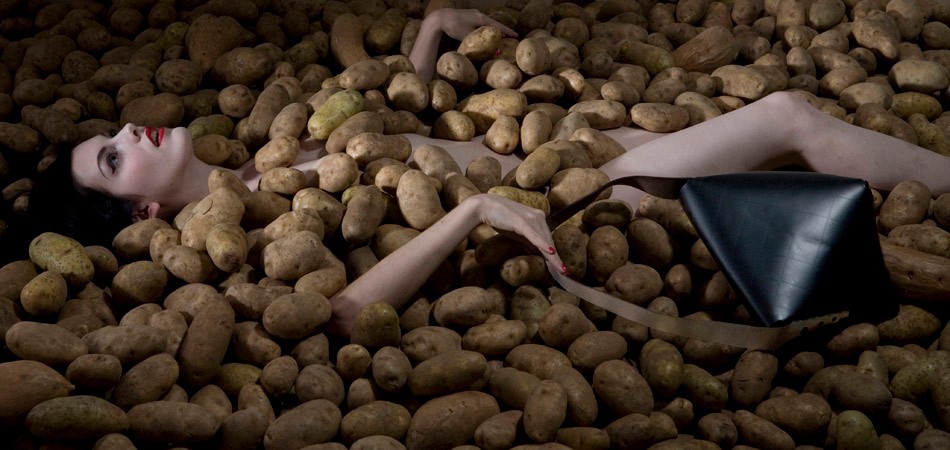 James Piatt od czterech lat projektuje torebki. Jego styl bywa określany mianem 'ekstremalna klasyka'