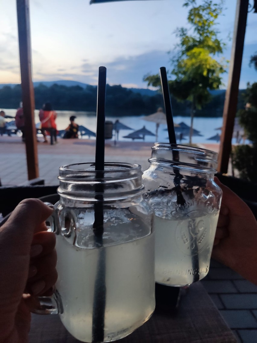 Uživanje u kafićima na plaži