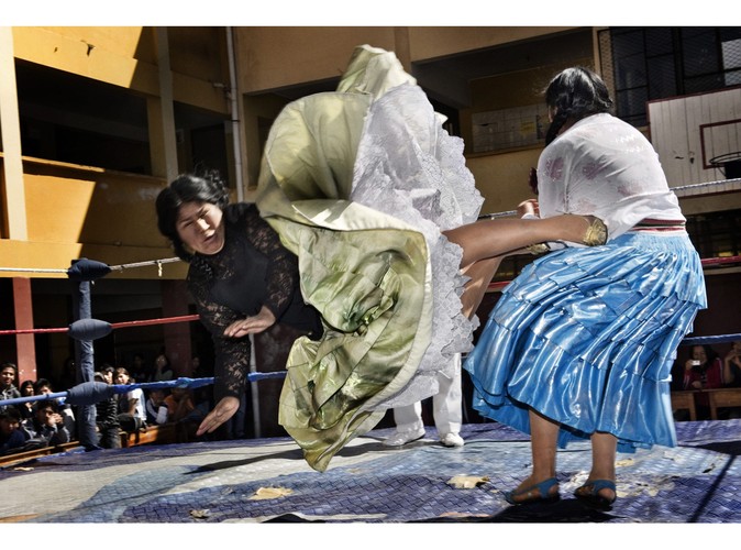 Zdjęcie autorstwa Daniele Tamagni z Włoch - druga nagroda w kategorii 'sztuka i rozrywka'. Przedstawia jedną z najpopularniejszych dyscyplin sportowych w Boliwii - damskie zapasy