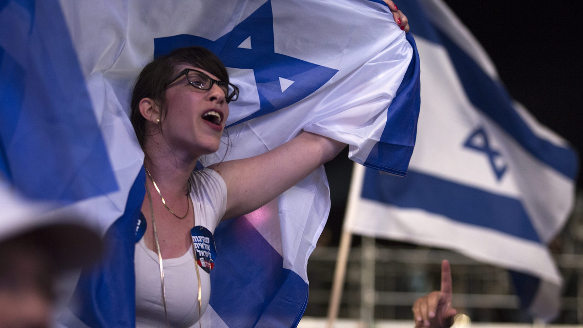 Dziesiątki tysięcy Izraelczyków zebrały się wieczorem w Tel Awiwie na wielkiej demonstracji przeciwko premierowi Benjaminowi Netanjahu, pod hasłem zmiany przed wyborami parlamentarnym zaplanowanymi na 17 marca.