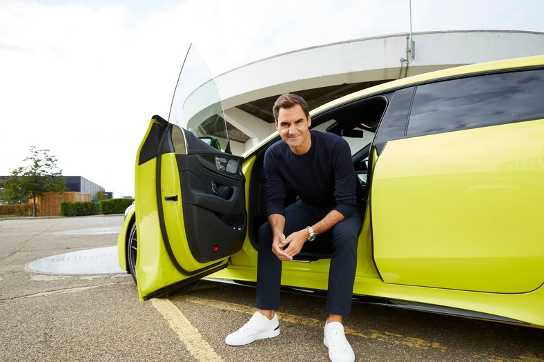 Roger Federer w neonowym Mercedesie