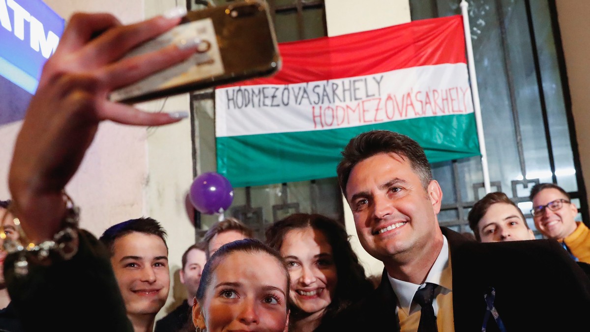 Péter Márki-Zay pozuje do selfie w sztabie wyborczym po prawyborach opozycji w Budapeszcie, 17 października 2021 r.