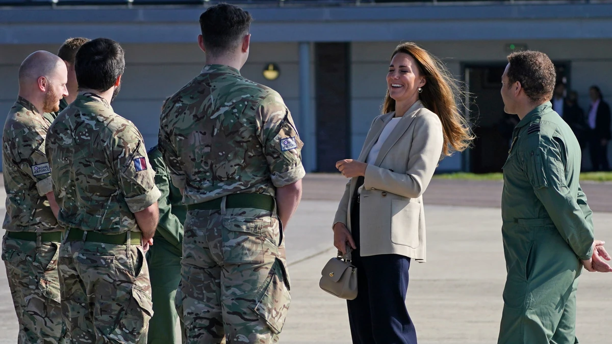 Kate Middleton odwiedziła żołnierzy wracających z Afganistanu - Vimarsana News