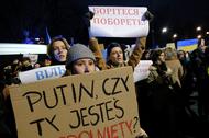 Demonstracja poparcia dla Ukrainy przed budynkiem ambasady Rosji w Warszawie. Początkowa grupa kilkuset osób wieczorem urosła do kilku tysięcy. 