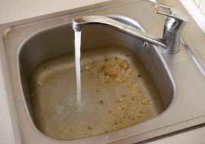 Sipajte pola šolje ovog začina u zapušenu sudoperu i gledajte kako se dešava magija