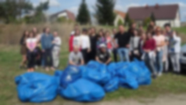 Uczniowie i wędkarze z Paczkowa sprzątali brzegi Nysy Kłodzkiej