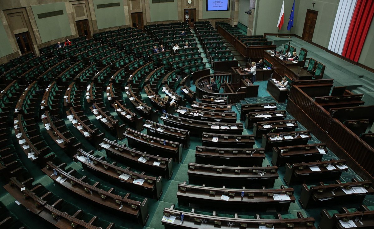 Zawiadomienie dotyczy podejrzenia popełnienia przestępstw polegającego na poświadczeniu nieprawdy zarówno przez posłów wnoszących projekt ustawy o Sądzie Najwyższym jak i marszałka Sejmu, który zarządził jego wydrukowanie wraz z nazwiskami projektodawców