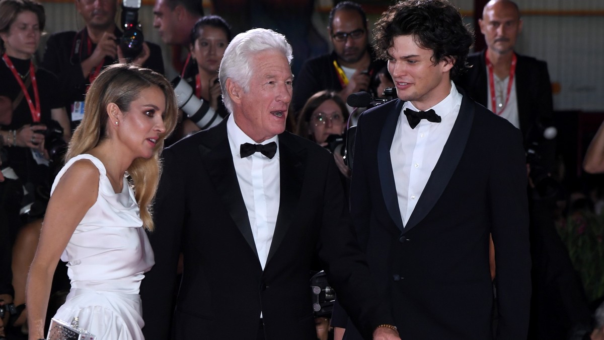 A fiával és ritkán látott feleségével lépett a vörös szőnyegre Richard Gere – Fotókon a sármos színész családja