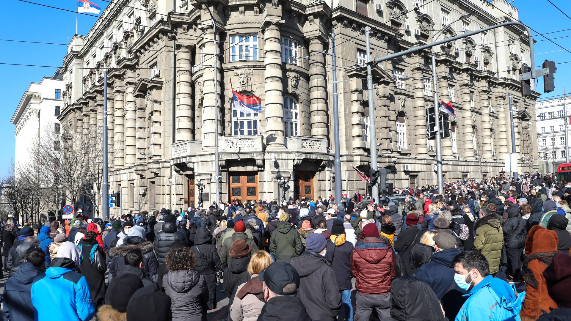 Lekari se skupili ispred Vlade Srbije i pročitali imena 105 kolega umrlih od korone: Održali su minut ćutanja, pa izneli svoje zahteve