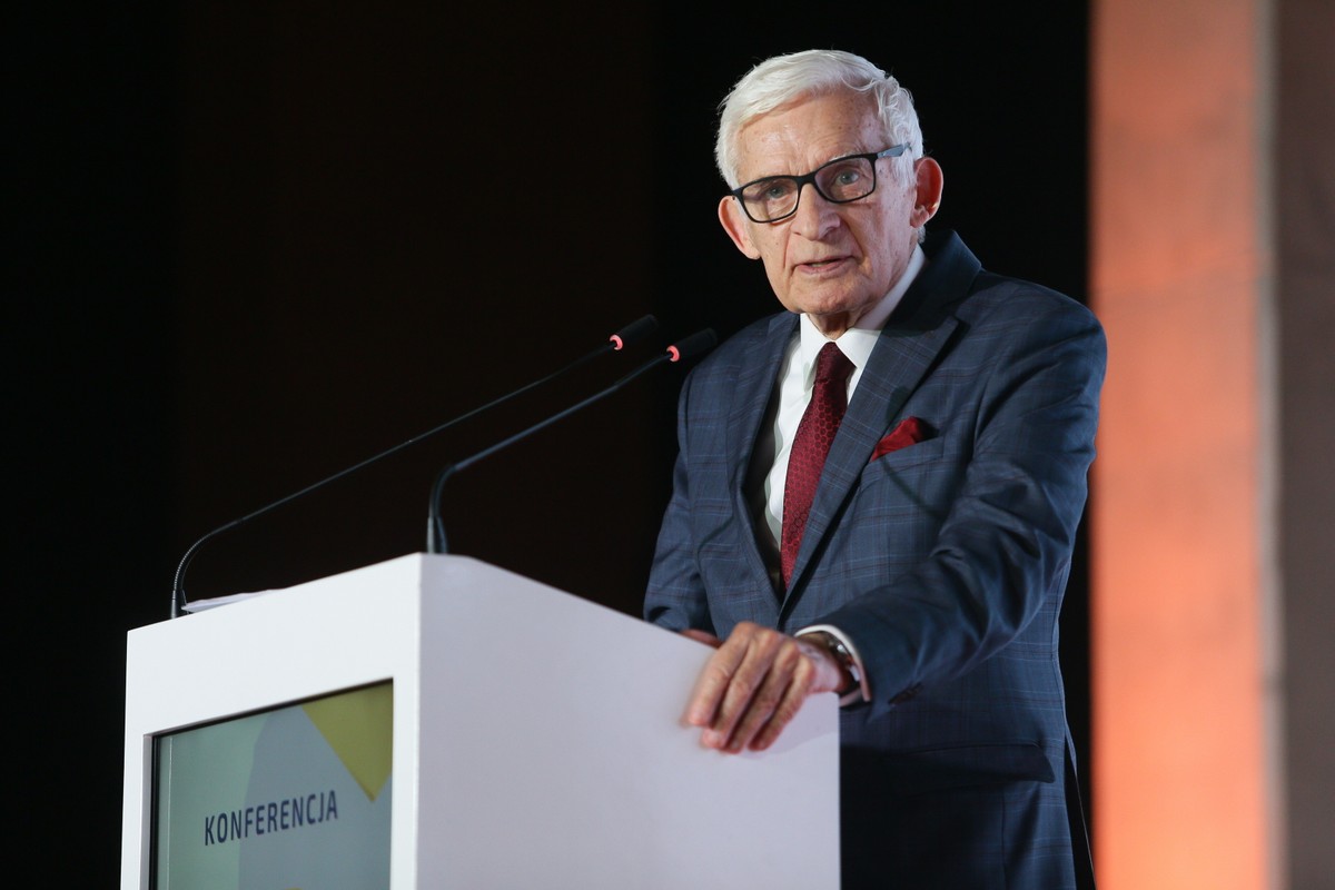 Były premier podkreślił, że "naprawdę zaczyna obawiać się o polski los w ramach Unii Europejskiej"