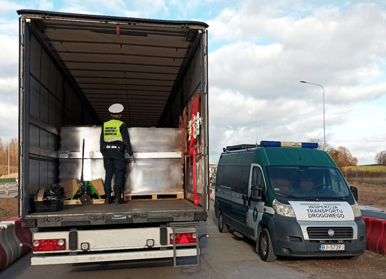 Kontrola przestrzeni ładunkowej w naczepie ciężarówki zatrzymanej przez inspektorów podlaskiej ITD
