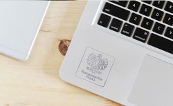 Orzeł na każdym laptopie dla czwartoklasisty. Tak chce rząd