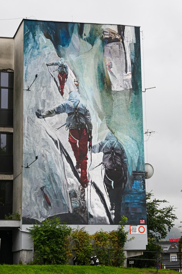 Nowy mural w Zakopanem to reprodukcja obrazów Ewy Dyakowskiej-Berbeki i promocja filmu "Broad Peak".