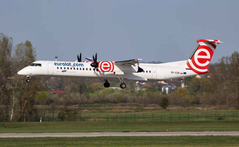 Eurolot był w przeszłości jedną ze spółek-córek LOT-u. Przedsiębiorstwo upadło, a samoloty Bombardier Q400 w barwach tej linii przejął narodowy przewoźnik i wykorzystuje do dziś. 