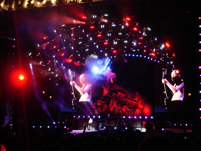 <b>3. AC/DC - ich trasa koncertowa przyniosła 477 mln dolarów</b>
<br>
<br>
Na trasę 'Black Ice World Tour' australijskiego zespołu AC/DC składało się 168 występów, które w latach 2008-2010 obejrzało 4,9 mln fanów. 
<br>
W Polsce wystąpili na warszawskim lotnisku Bemowo, a ich koncert obejrzało 65 tysięcy widzów.