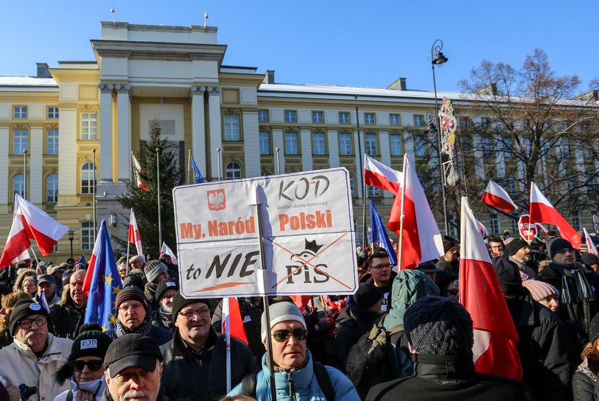 Hasła na transparentach KOD