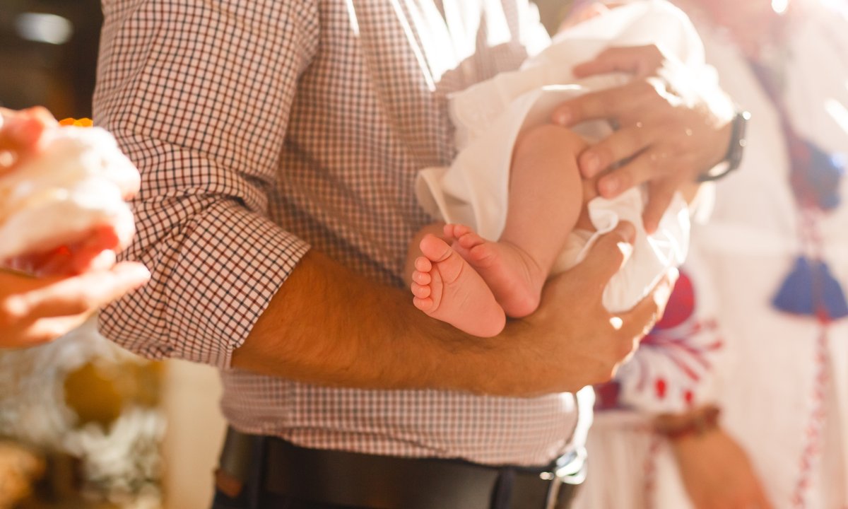 Czy dzieci z in vitro można ochrzcić? Księża nie pozostawiają wątpliwości